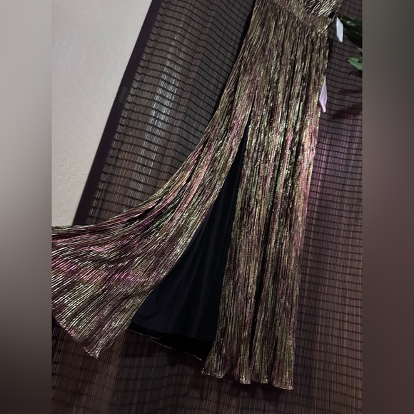 Dress the Population Auli Sleeveless V-Neck metallic gown - Picture 7 of 10